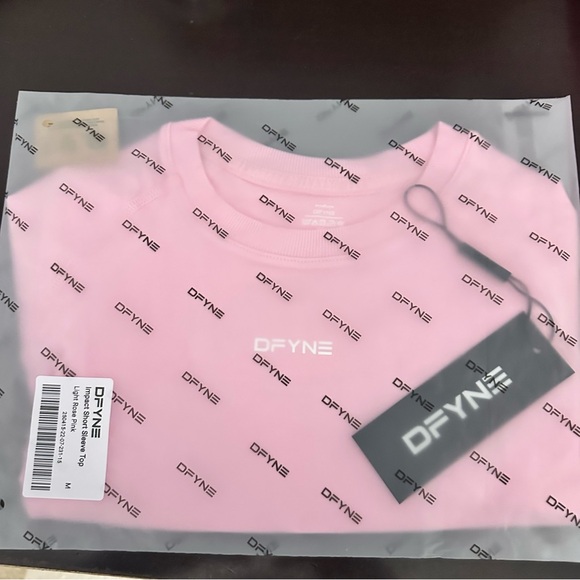 DFYNE Impact Short Sleeve Top Shirt in Light Rose Pink Size Medium NWT - Picture 4 of 5